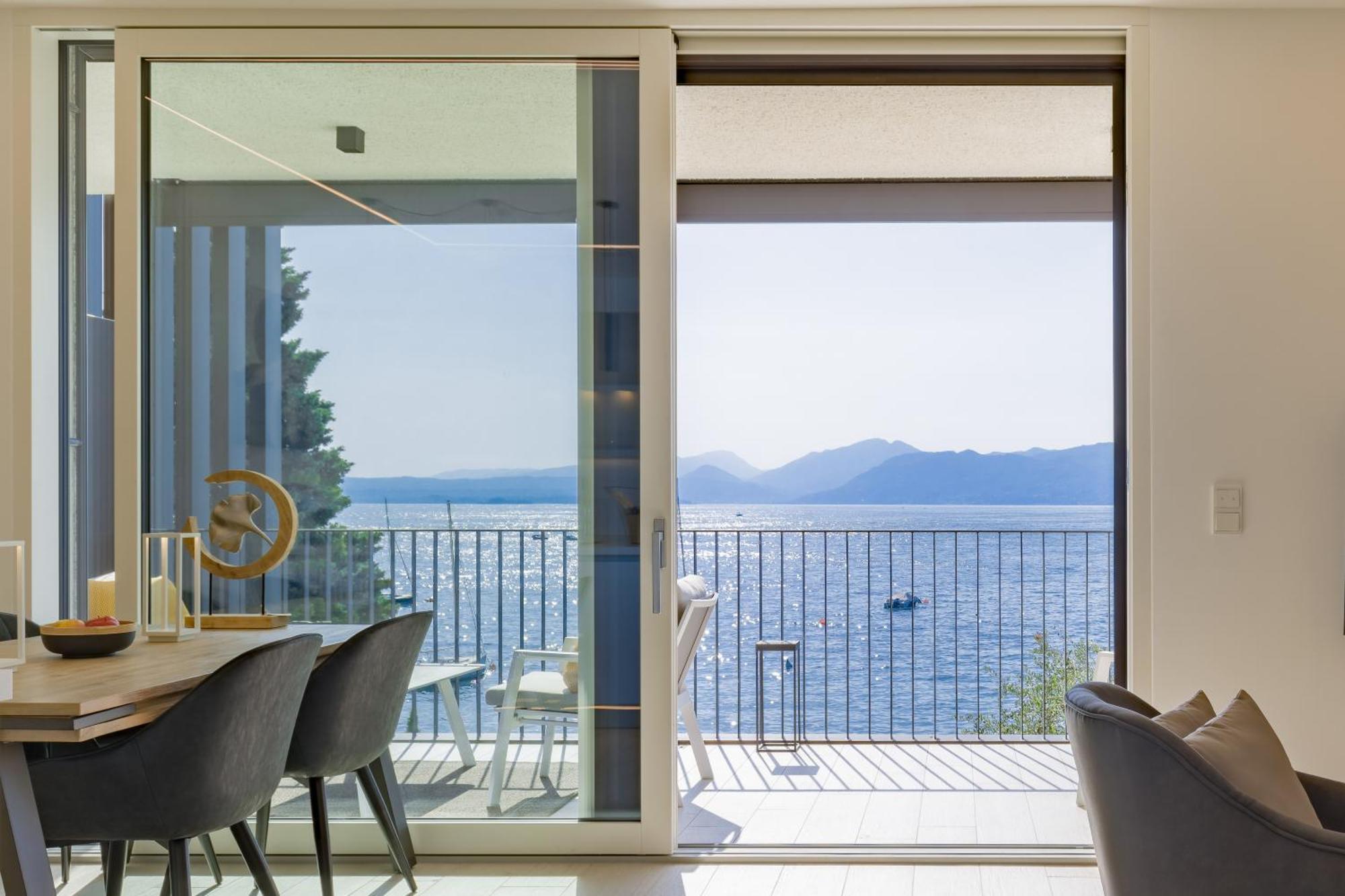 Salvatorehomes - Luxurious Dreamview Waterfront Apartment In Torri Del Benaco With Pool - Casa Azura - A 5 Star Luxury Collection At Lake Garda Εξωτερικό φωτογραφία