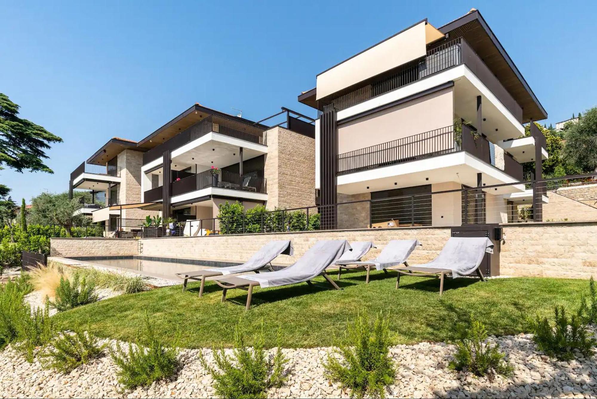 Salvatorehomes - Luxurious Dreamview Waterfront Apartment In Torri Del Benaco With Pool - Casa Azura - A 5 Star Luxury Collection At Lake Garda Εξωτερικό φωτογραφία