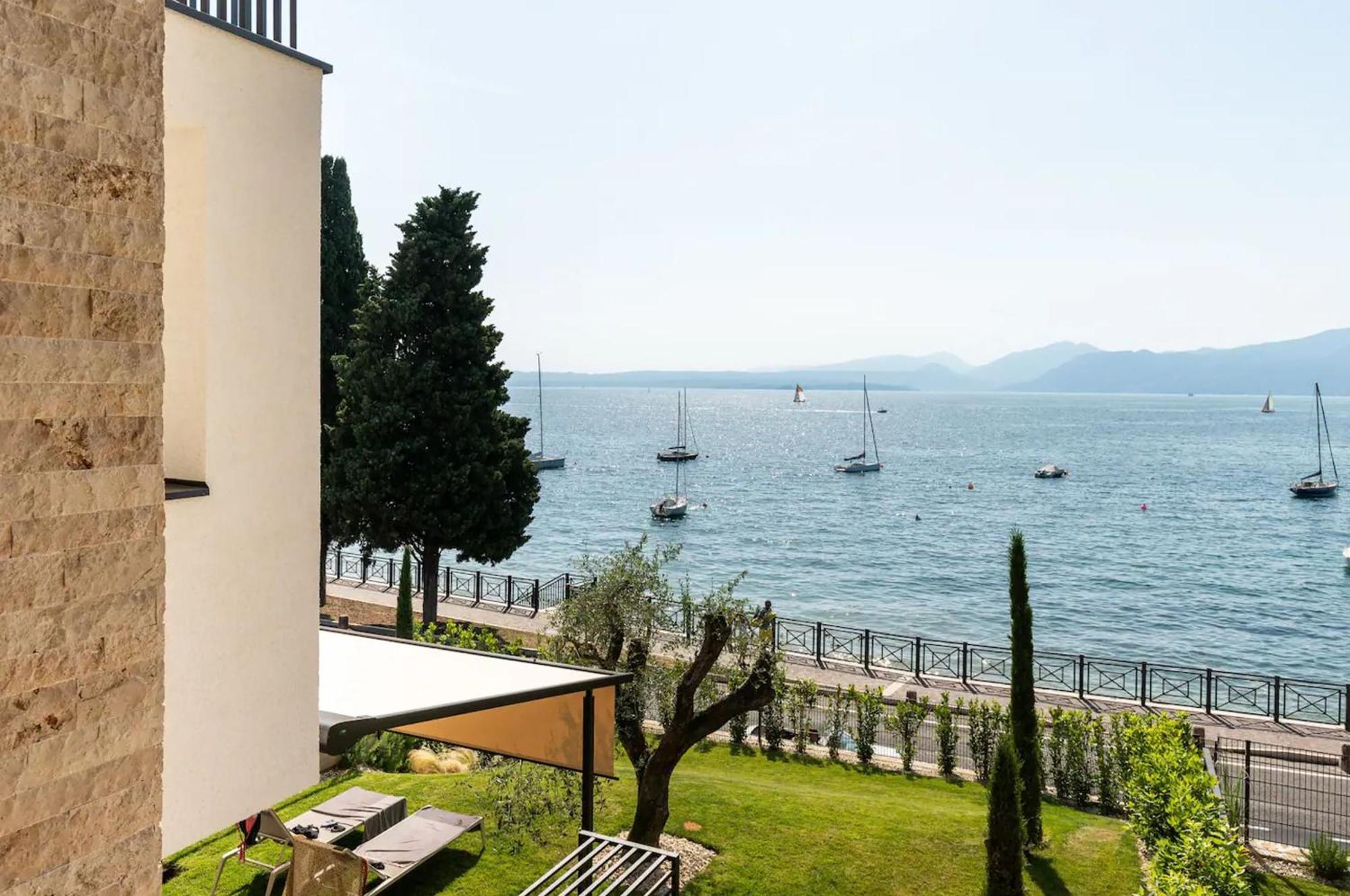 Salvatorehomes - Luxurious Dreamview Waterfront Apartment In Torri Del Benaco With Pool - Casa Azura - A 5 Star Luxury Collection At Lake Garda Εξωτερικό φωτογραφία