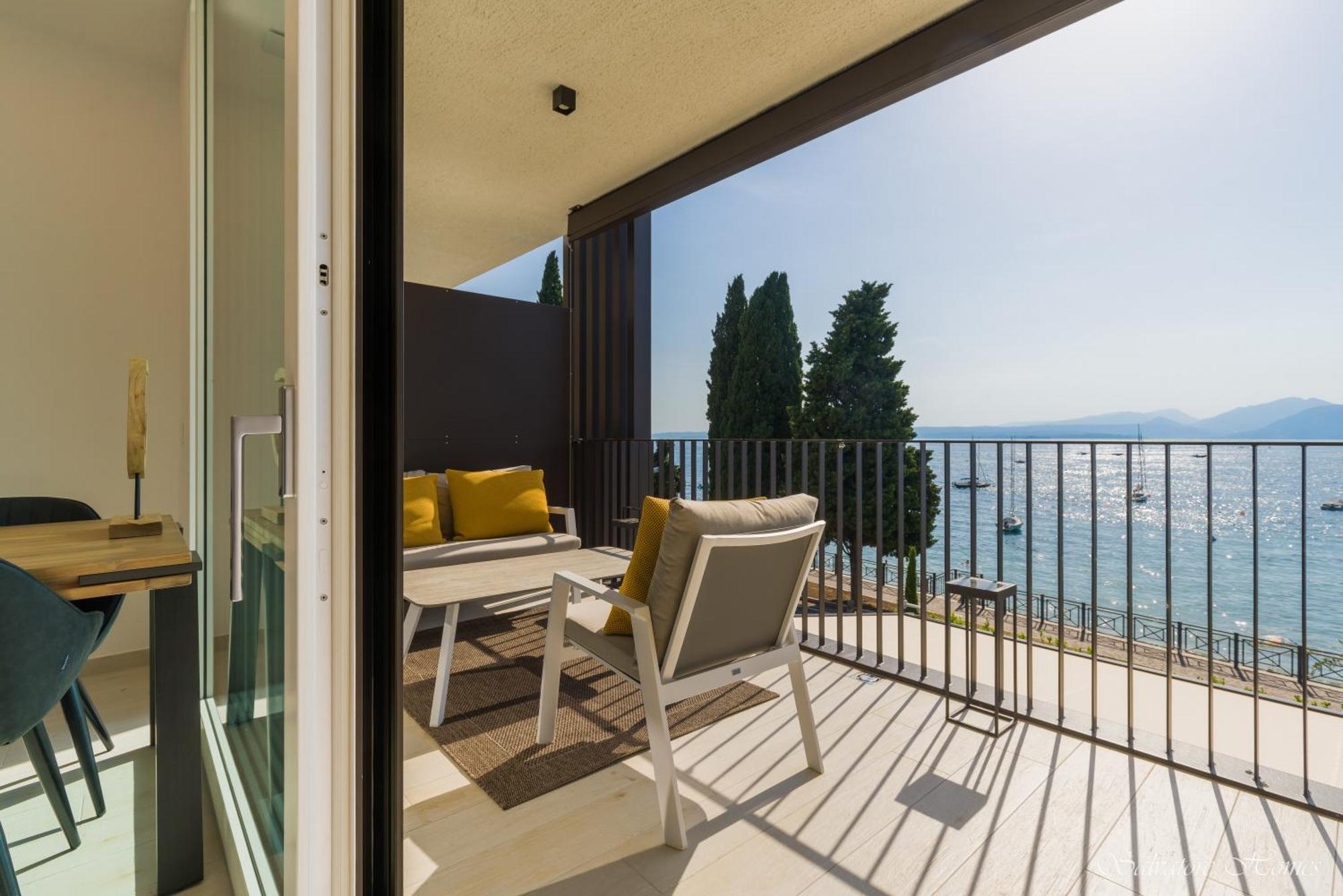 Salvatorehomes - Luxurious Dreamview Waterfront Apartment In Torri Del Benaco With Pool - Casa Azura - A 5 Star Luxury Collection At Lake Garda Εξωτερικό φωτογραφία