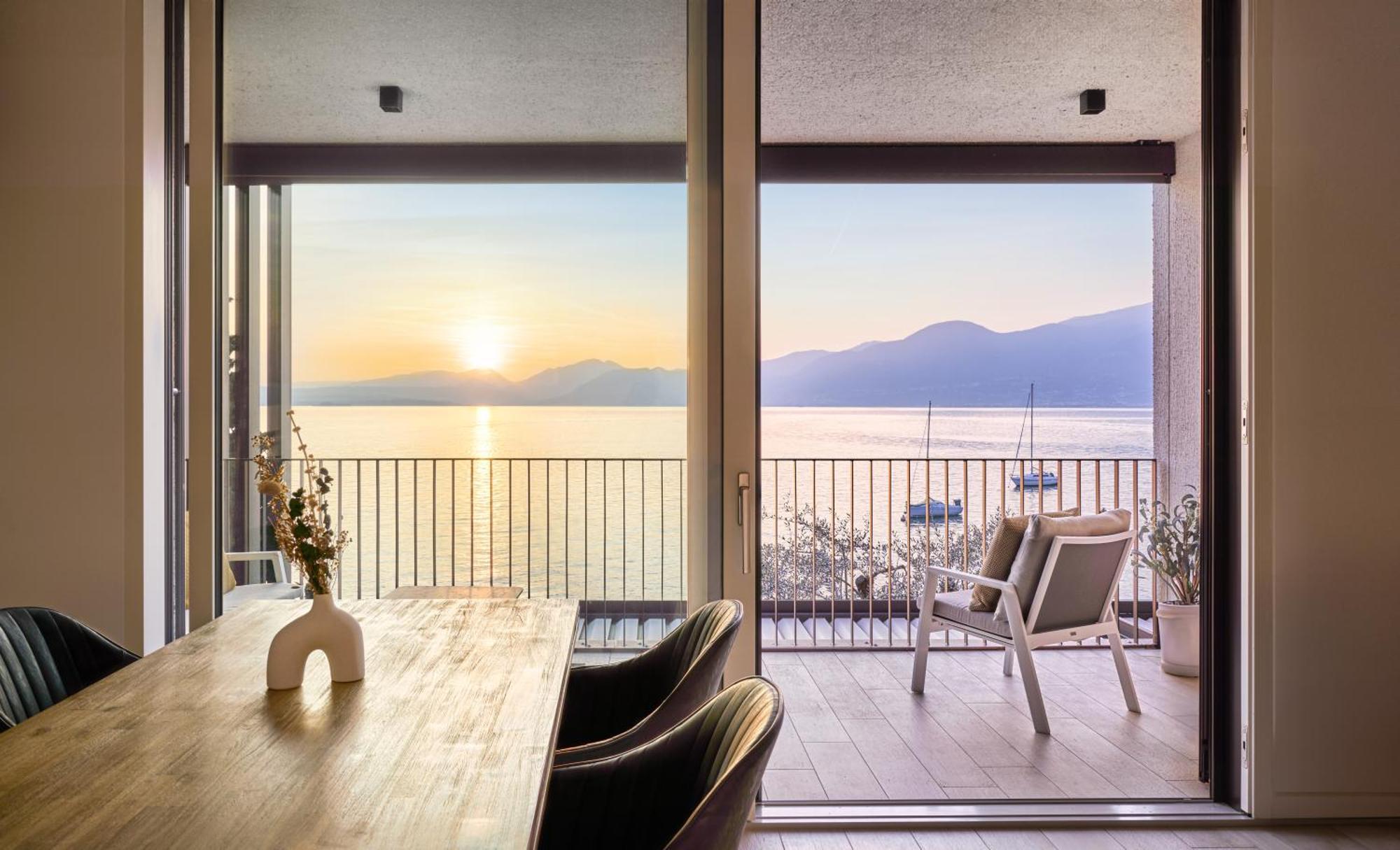 Salvatorehomes - Luxurious Dreamview Waterfront Apartment In Torri Del Benaco With Pool - Casa Azura - A 5 Star Luxury Collection At Lake Garda Εξωτερικό φωτογραφία