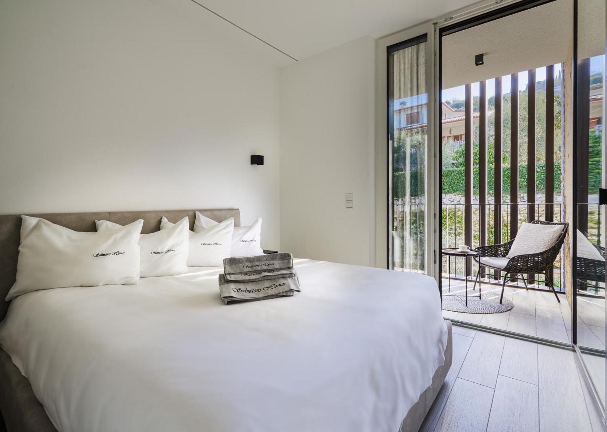 Salvatorehomes - Luxurious Dreamview Waterfront Apartment In Torri Del Benaco With Pool - Casa Azura - A 5 Star Luxury Collection At Lake Garda Εξωτερικό φωτογραφία