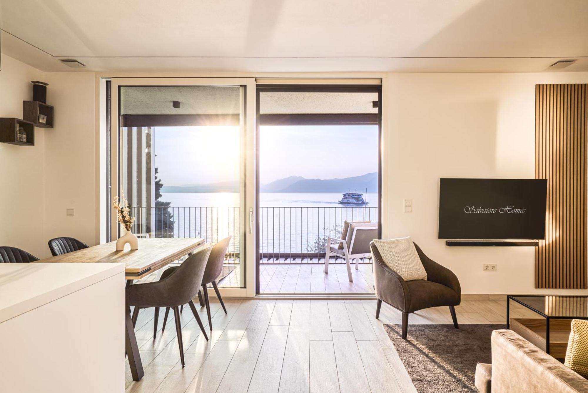 Salvatorehomes - Luxurious Dreamview Waterfront Apartment In Torri Del Benaco With Pool - Casa Azura - A 5 Star Luxury Collection At Lake Garda Εξωτερικό φωτογραφία