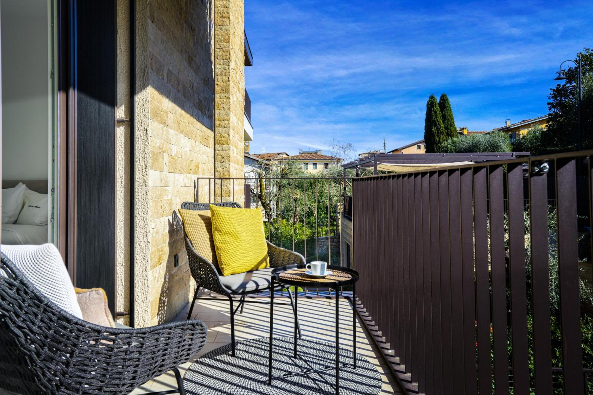 Salvatorehomes - Luxurious Dreamview Waterfront Apartment In Torri Del Benaco With Pool - Casa Azura - A 5 Star Luxury Collection At Lake Garda Εξωτερικό φωτογραφία