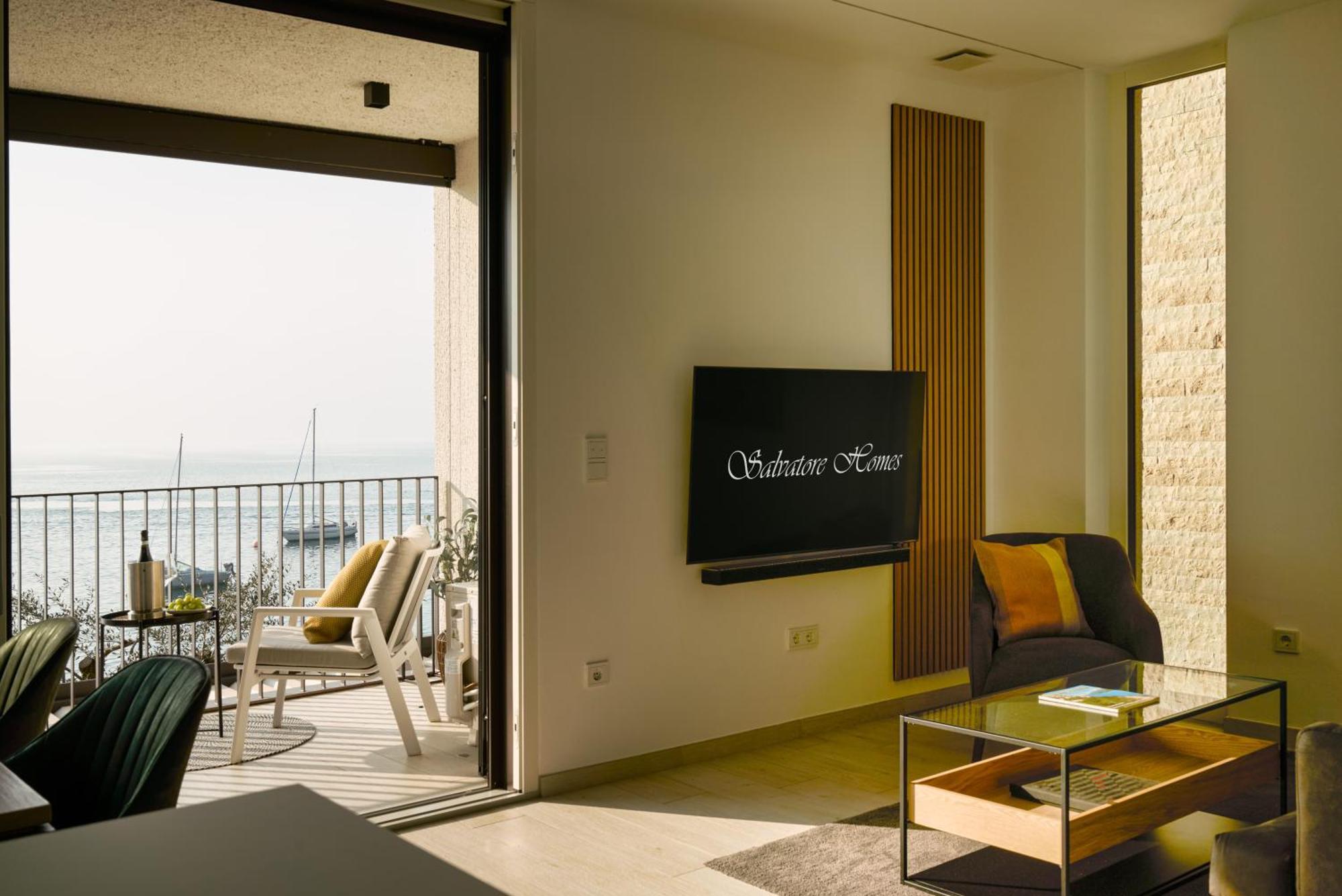 Salvatorehomes - Luxurious Dreamview Waterfront Apartment In Torri Del Benaco With Pool - Casa Azura - A 5 Star Luxury Collection At Lake Garda Εξωτερικό φωτογραφία