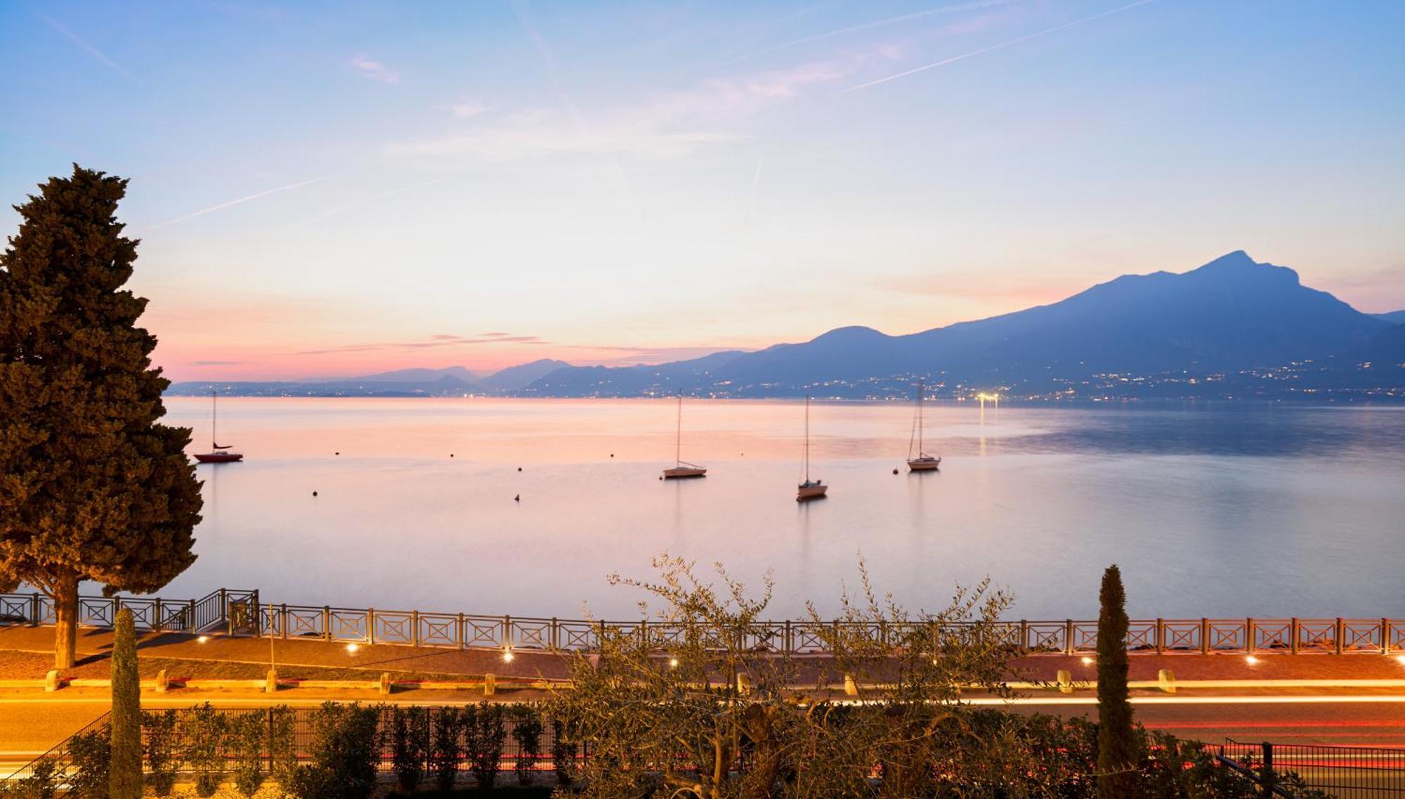 Salvatorehomes - Luxurious Dreamview Waterfront Apartment In Torri Del Benaco With Pool - Casa Azura - A 5 Star Luxury Collection At Lake Garda Εξωτερικό φωτογραφία