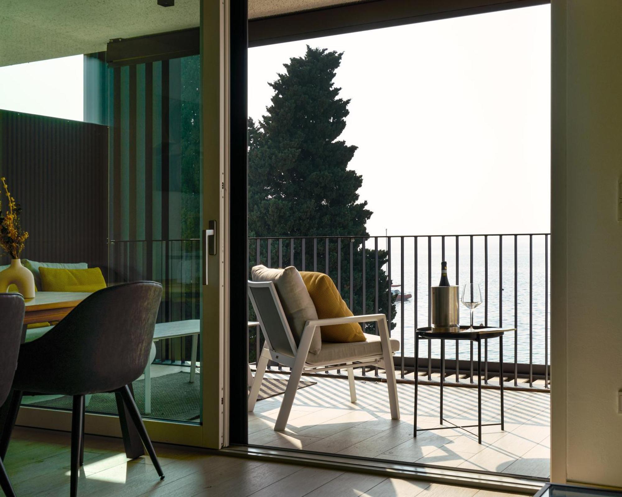 Salvatorehomes - Luxurious Dreamview Waterfront Apartment In Torri Del Benaco With Pool - Casa Azura - A 5 Star Luxury Collection At Lake Garda Εξωτερικό φωτογραφία