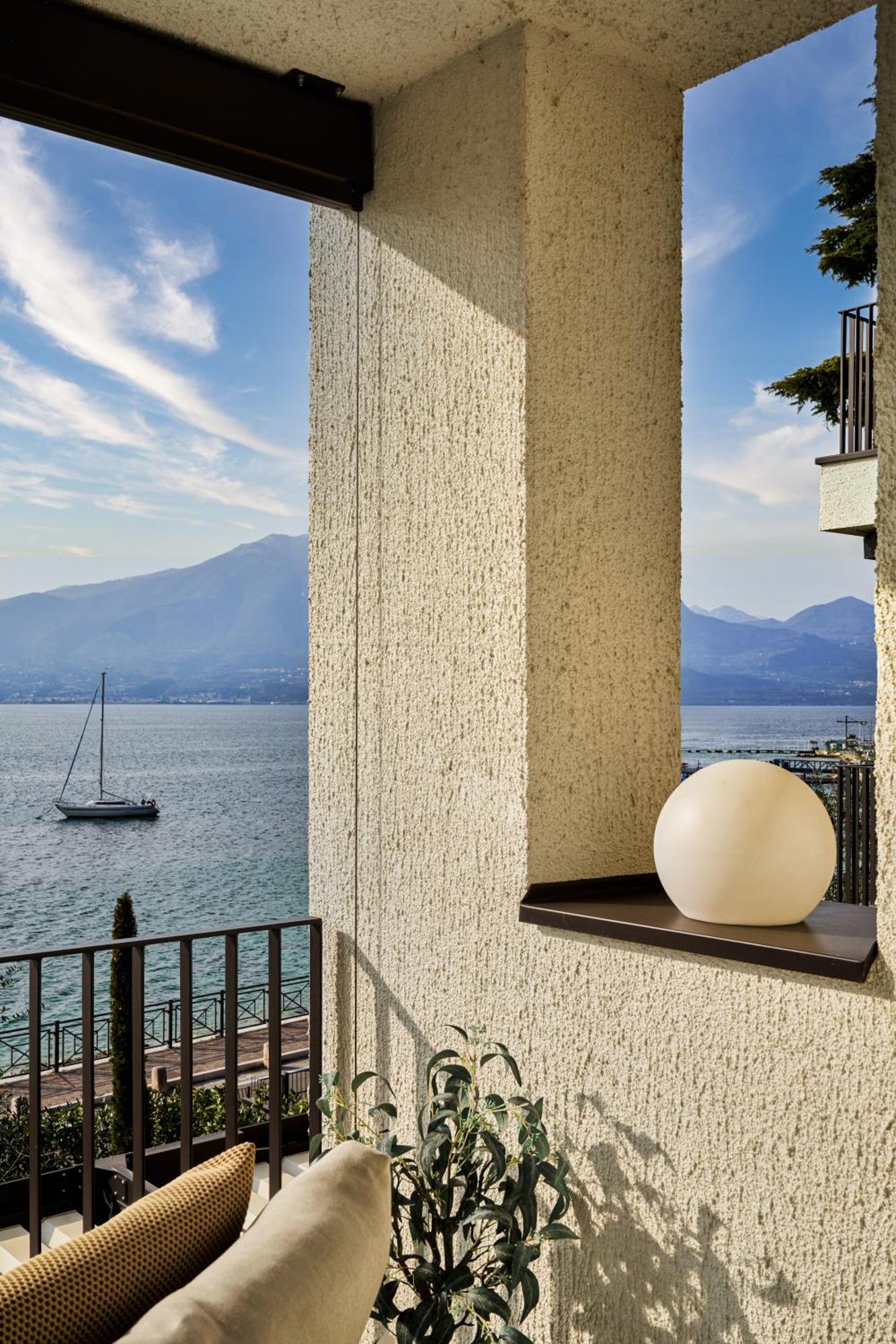 Salvatorehomes - Luxurious Dreamview Waterfront Apartment In Torri Del Benaco With Pool - Casa Azura - A 5 Star Luxury Collection At Lake Garda Εξωτερικό φωτογραφία
