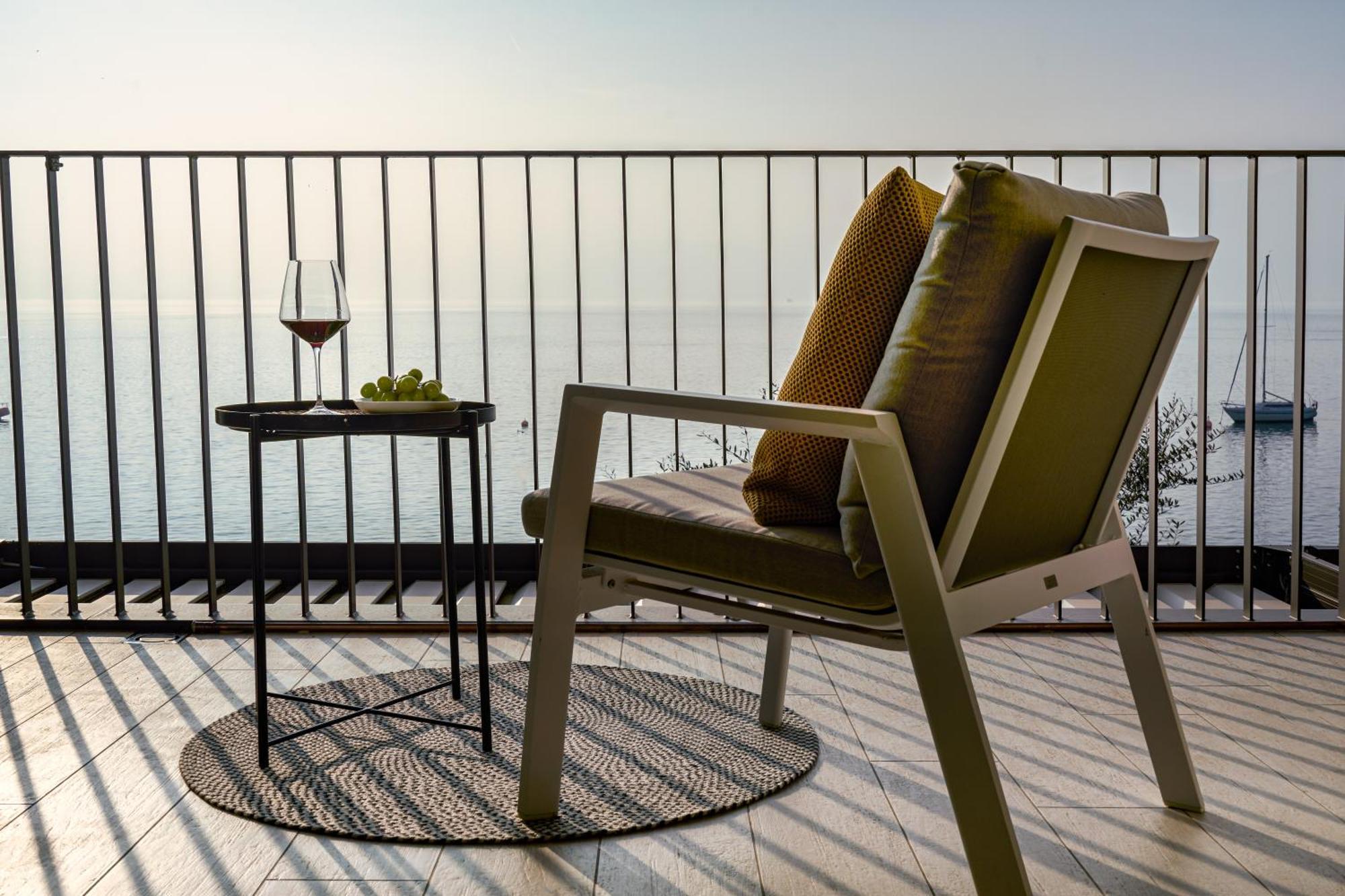 Salvatorehomes - Luxurious Dreamview Waterfront Apartment In Torri Del Benaco With Pool - Casa Azura - A 5 Star Luxury Collection At Lake Garda Εξωτερικό φωτογραφία